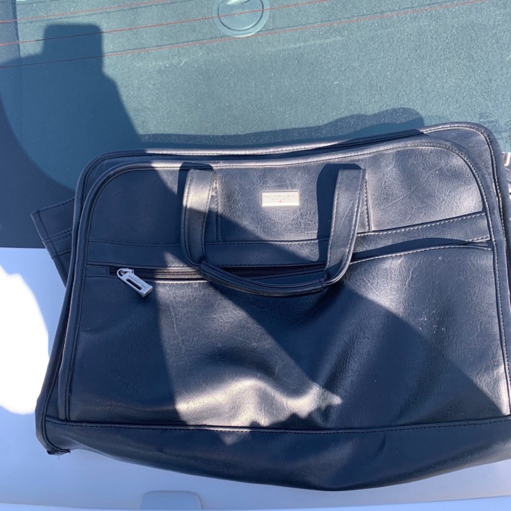 Hello! I’m selling my U.S Luggage all black leather bag. Definitely has style.